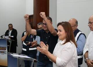 Prefeita diz que teve de escolher entre salário e tapa-buraco Prefeita diz que teve de escolher entre salário e tapa-buraco