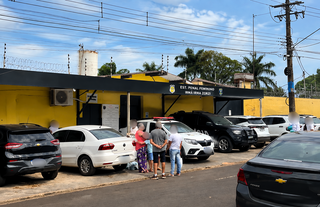Elas lotam pres&iacute;dio por eles; quando s&atilde;o presas, homens somem da fila