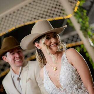 De bota e chapéu, casal sela casamento com marca no couro De bota e chapéu, casal sela casamento com marca no couro