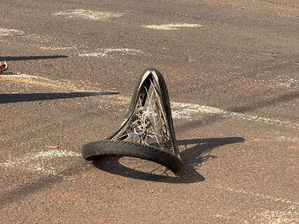 Bicicleta el&eacute;trica fica retorcida ao ser atingida por caminh&atilde;o e mulher morre