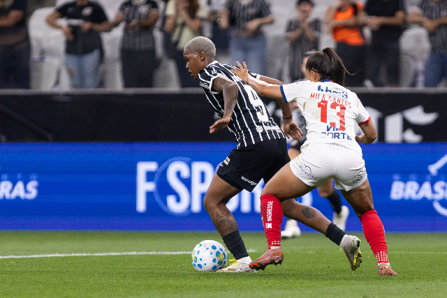 Corinthians bate Bahia com uma a menos e vai &agrave; final do Brasileiro Feminino