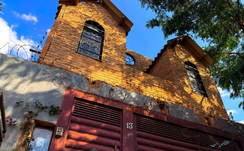 Casa de bruxa tem pentagrama, po&ccedil;&otilde;es, caveiras e escola de magia