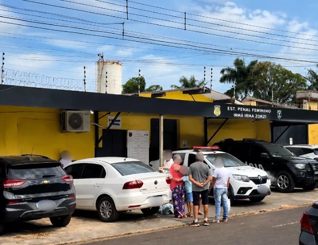 Elas lotam pres&iacute;dio por eles; quando s&atilde;o presas, homens somem da fila