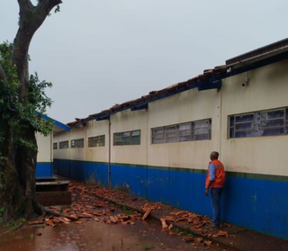 Ventania destelha dezenas de casas e atinge escola em Caarap&oacute;
