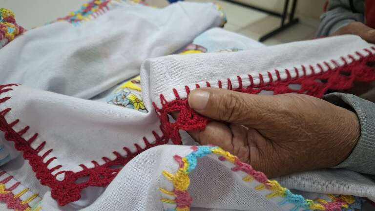 Entre o CAPS, crochê e afeto da filha, André tece uma vida além das drogas