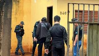 Guerra de facções: dupla arromba porta e mata jovem a tiros de pistola Guerra de facções: dupla arromba porta e mata jovem a tiros de pistola