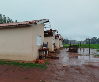 Ventania destelha dezenas de casas e atinge escola em Caarap&oacute;