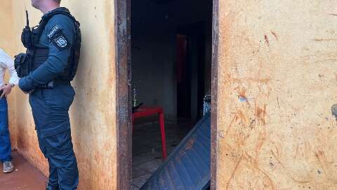 Guerra de fac&ccedil;&otilde;es: dupla arromba porta e mata jovem a tiros de pistola