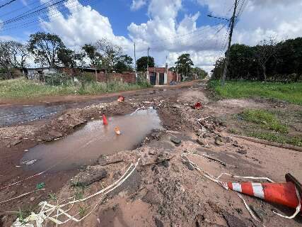 Cratera toma conta de rua e preocupa moradores no Jardim Jerusal&eacute;m
