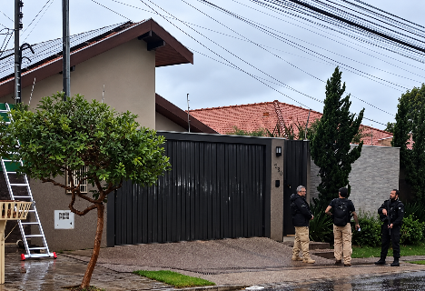 Policiais usam escada para cumprir mandados em im&oacute;vel de bairro nobre da Capital