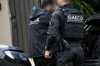Policiais usam escada para cumprir mandados em imóvel de bairro nobre da Capital Policiais usam escada para cumprir mandados em imóvel de bairro nobre da Capital