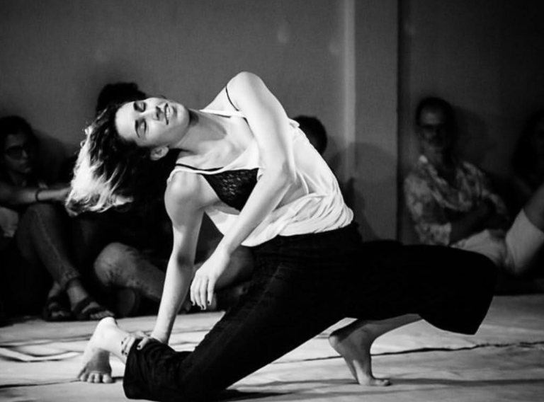 Oficina gratuita convida participante a criar dança sem coreografia pronta