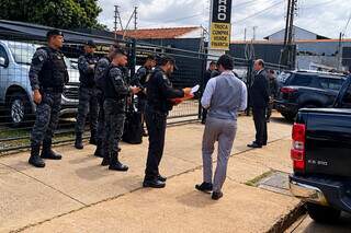Gaeco deixa garagem com dois malotes após 1h30 de buscas na Bandeirantes Gaeco deixa garagem com dois malotes após 1h30 de buscas na Bandeirantes