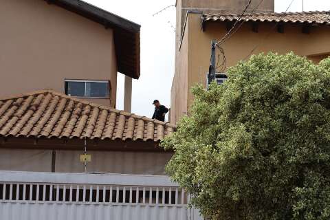 Policiais buscam imagens para saber se delegado deixou casa antes de opera&ccedil;&atilde;o