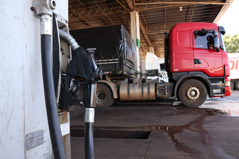 Subs&iacute;dio de R$ 2,12 no diesel deve ser mantido por mais 30 dias