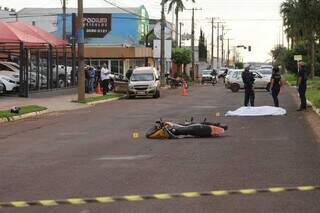 Motociclista bate em canteiro, “voa” e morre após atingir árvore Motociclista bate em canteiro, “voa” e morre após atingir árvore