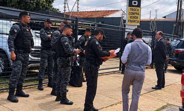 Gaeco deixa garagem com dois malotes ap&oacute;s 1h30 de buscas na Bandeirantes