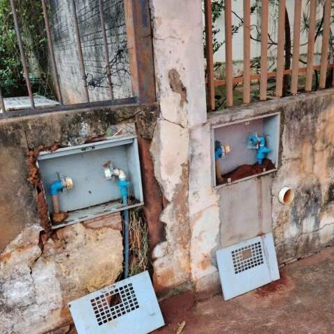 Casas amanhecem sem &aacute;gua ap&oacute;s furto em s&eacute;rie de 20 hidr&ocirc;metros