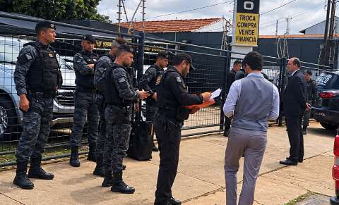Gaeco deixa garagem com dois malotes ap&oacute;s 1h30 de buscas na Bandeirantes