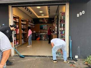 Criminosos d&atilde;o r&eacute; com Monza para arrombar loja de celulares na Moreninha