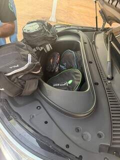 Da Argentina ao Brasil, casal cruza estradas de carro elétrico Da Argentina ao Brasil, casal cruza estradas de carro elétrico