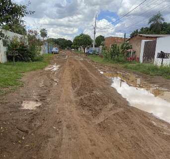 Moradores do Santa Em&iacute;lia v&atilde;o receber asfalto ap&oacute;s 51 anos vivendo no terr&atilde;o