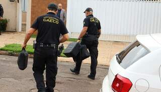 Delegado e 7 investigadores suspeitos de desviar drogas são afastados Delegado e 7 investigadores suspeitos de desviar drogas são afastados