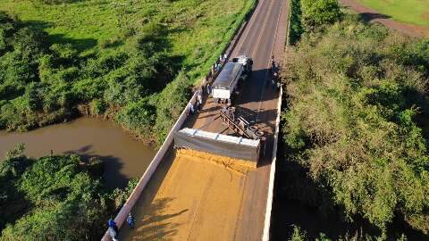 Tombamento mant&eacute;m congestionamento na BR-060 por mais de tr&ecirc;s horas