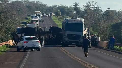 Carreta com gr&atilde;os tomba e deixa tr&acirc;nsito parado entre Campo Grande e Sidrol&acirc;ndia