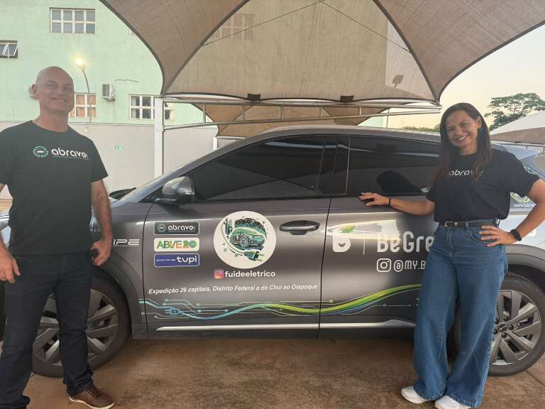 Da Argentina ao Brasil, casal cruza estradas de carro elétrico