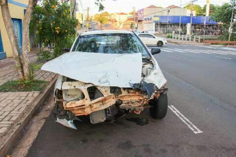 Alcoolizado, motorista de Gol bate em moto e deixa motociclista ferido