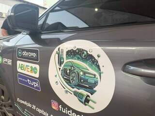 Da Argentina ao Brasil, casal cruza estradas de carro elétrico Da Argentina ao Brasil, casal cruza estradas de carro elétrico