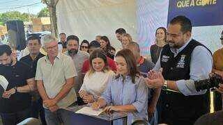 Moradores do Santa Em&iacute;lia v&atilde;o receber asfalto ap&oacute;s 51 anos vivendo no terr&atilde;o
