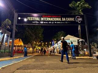 Festival da Carne tem avestruz na brasa e assador premiado no México Festival da Carne tem avestruz na brasa e assador premiado no México
