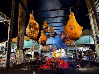 Festival da Carne tem avestruz na brasa e assador premiado no México
