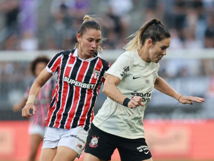 S&atilde;o Paulo vira sobre Corinthians e sai na frente na final do Brasileir&atilde;o