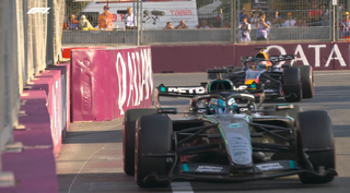 Russell segura press&atilde;o de Verstappen e vence GP do Azerbaij&atilde;o de F&oacute;rmula 1
