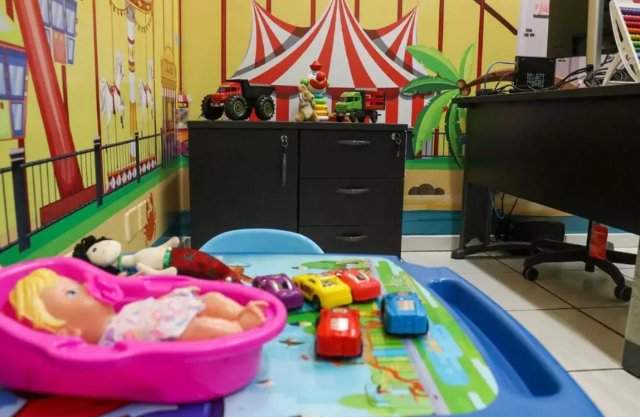 Menina de 8 anos se recusa a voltar para casa e revela abuso do primo do pai