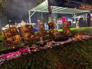 Festival da Carne tem avestruz na brasa e assador premiado no México Festival da Carne tem avestruz na brasa e assador premiado no México