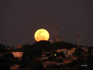 Lua cheia nasce alaranjada e colore o céu de Campo Grande Lua cheia nasce alaranjada e colore o céu de Campo Grande
