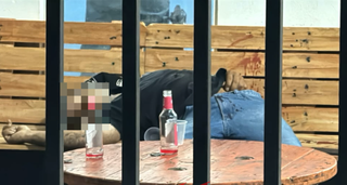Homem &eacute; executado com 8 tiros de pistola dentro de bar 
