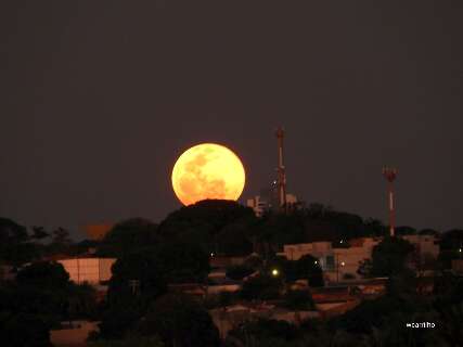 Lua cheia nasce alaranjada e colore o c&eacute;u de Campo Grande