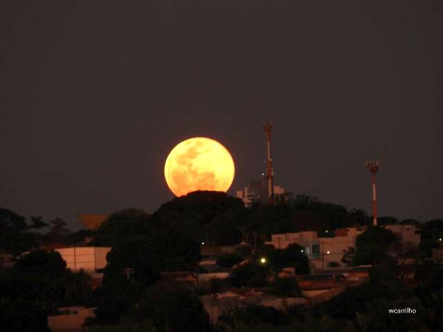 Lua cheia nasce alaranjada e colore o c&eacute;u de Campo Grande