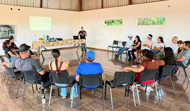 Fam&iacute;lias de assentamento recebem orienta&ccedil;&atilde;o para planejar futuro da propriedade