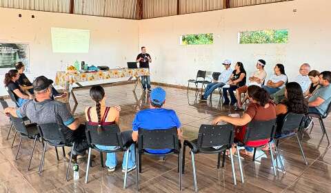 Fam&iacute;lias de assentamento recebem orienta&ccedil;&atilde;o para planejar futuro da propriedade