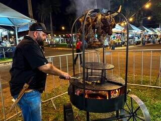 Festival da Carne tem avestruz na brasa e assador premiado no México Festival da Carne tem avestruz na brasa e assador premiado no México