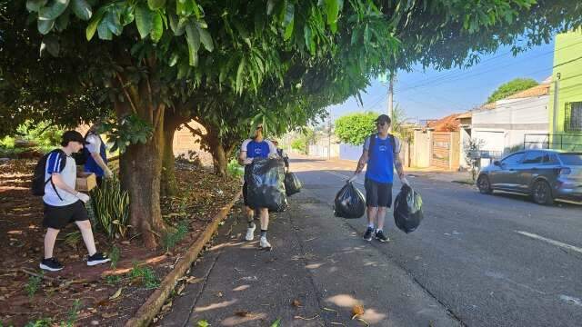 Estudantes aliam atividade f&iacute;sica &agrave; coleta de lixo no Jardim Semin&aacute;rio