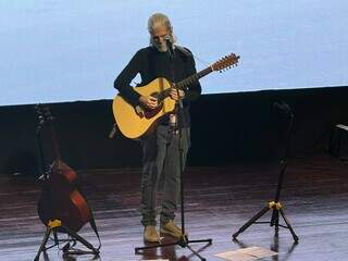 Oswaldo Montenegro faz viagem pelo zodíaco em show de 70 anos Oswaldo Montenegro faz viagem pelo zodíaco em show de 70 anos