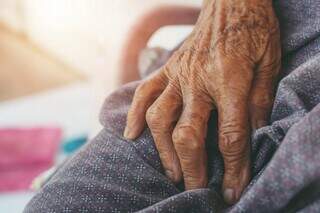 Ap&oacute;s 50 recusas, Justi&ccedil;a manda SUS achar vaga para cirurgia em idosa de 96 anos 