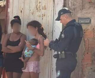Bebê é encontrado com vizinha que impediu mãe de doar filho de 3 meses em bar Bebê é encontrado com vizinha que impediu mãe de doar filho de 3 meses em bar